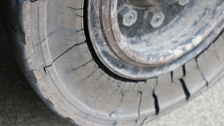 ¿Cuándo es el mejor momento para reemplazar sus neumáticos de montacargas?